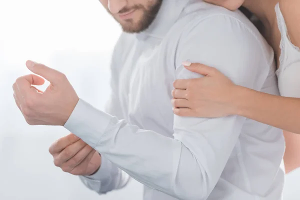 Vista ritagliata di giovane donna abbracciando fidanzato barbuto in camicia — Foto stock