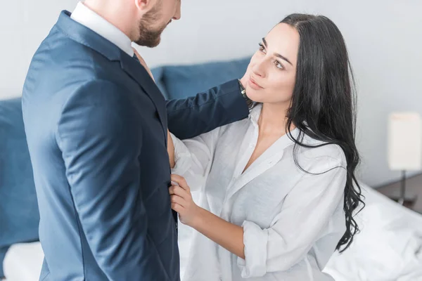 Abgeschnittene Ansicht eines bärtigen Mannes, der eine glückliche brünette Freundin im weißen Hemd berührt — Stockfoto
