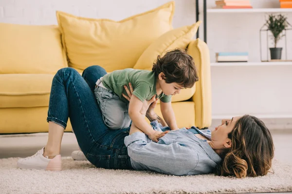 Madre e figlio che giocano insieme in salotto — Foto stock