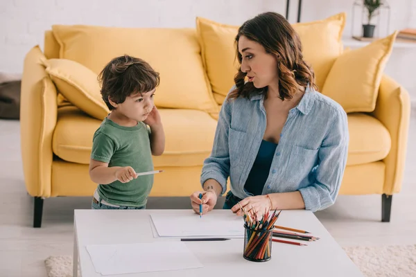 Disegno madre e figlio con matite a colori in salotto — Foto stock