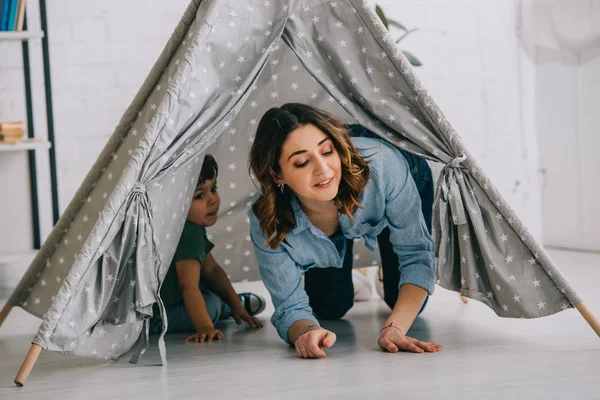 Mãe e filho em wigwam cinza na sala de estar — Fotografia de Stock