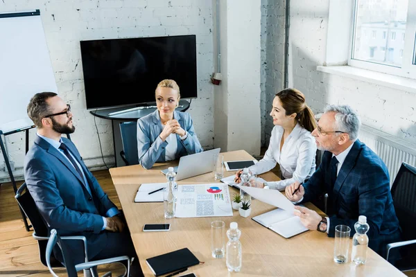 Vista aérea de hombres de negocios y mujeres de negocios en ropa formal - foto de stock