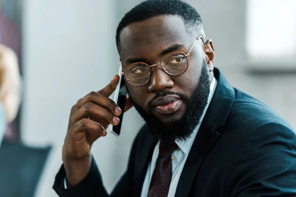 Bearded and handsome african american man talking on smartphone — Stock Photo