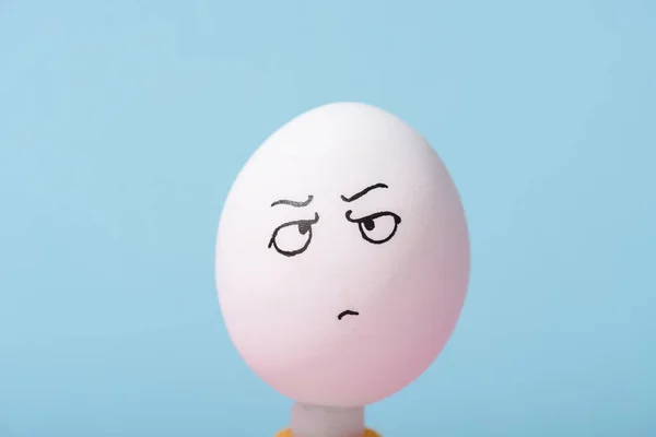 Oeuf avec expression de visage en colère isolé sur bleu — Photo de stock