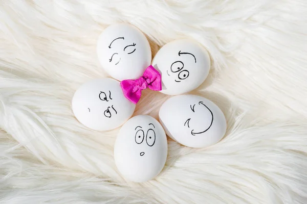 Ansicht von Eiern mit verschiedenen Gesichtsausdrücken auf weißem Fell — Stockfoto