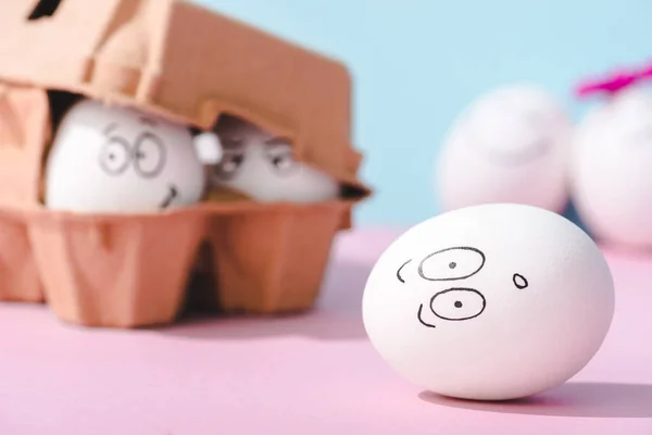Selektiver Fokus des Eies mit überraschtem Gesichtsausdruck auf blau und rosa mit Kopierraum — Stockfoto