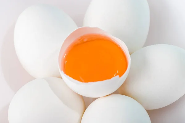 Vista de cerca de la flor hecha de huevos y yema de huevo - foto de stock