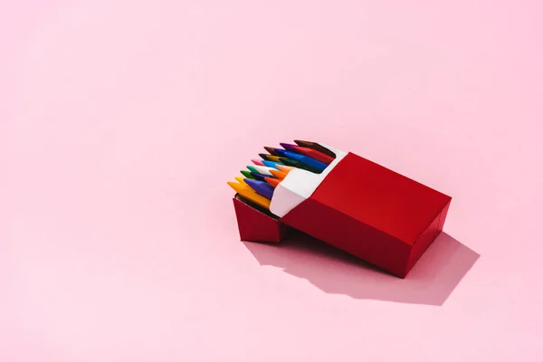 Lápices de colores en paquete de cigarrillos en rosa con espacio para copiar, concepto de fumar - foto de stock