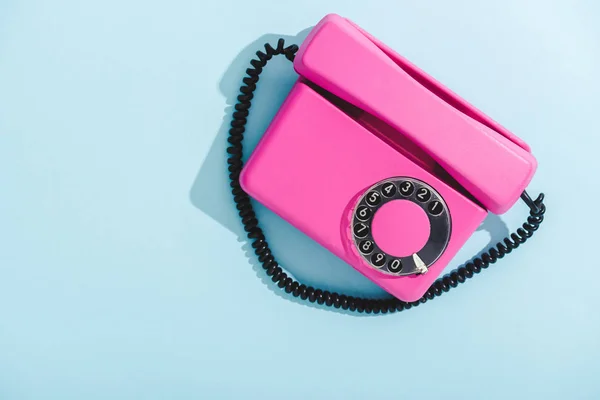 Vue du dessus du cadran violet téléphone vintage sur bleu avec espace de copie — Photo de stock