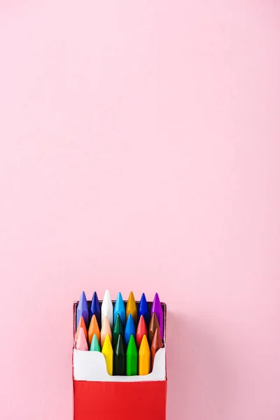 Vista superior de lápices de colores multicolores en paquete de cigarrillos en rosa con espacio para copiar, concepto de fumar - foto de stock