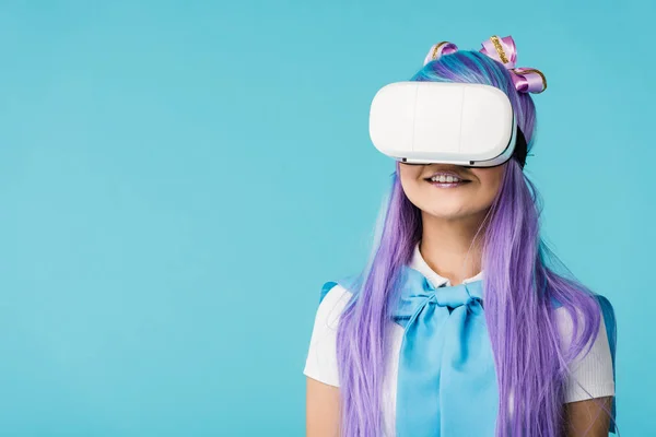 Smiling anime girl in purple wig and vr headset isolated on blue — Stock Photo