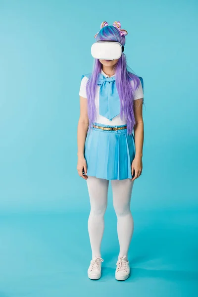 Vue complète de la fille anime en vr casque sur bleu — Photo de stock