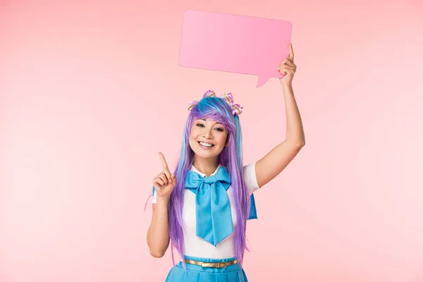 Ásia anime menina segurando discurso bolha e mostrando ideia sinal no rosa — Fotografia de Stock