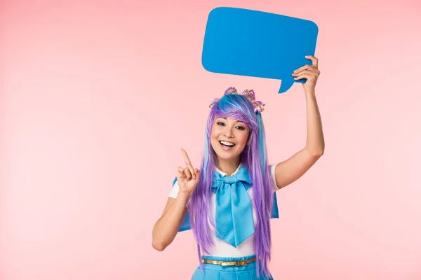 Asiatische anime Mädchen hält Sprechblase und zeigt Idee Zeichen auf rosa — Stockfoto