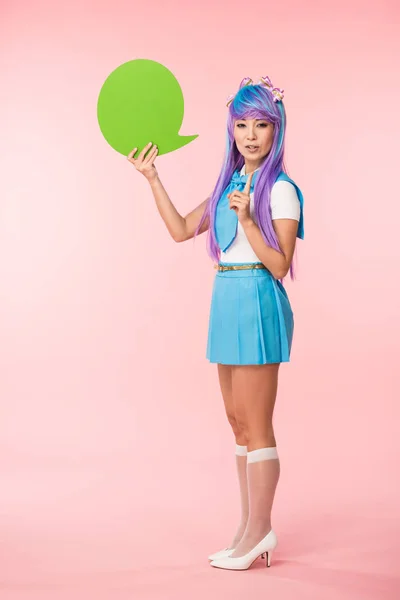 Piena lunghezza vista di asiatico anime ragazza holding verde discorso bolla e mostrando idea segno su rosa — Foto stock