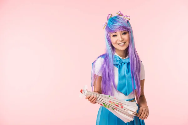 Sorrindo asiático anime menina na peruca segurando guarda-chuva de papel isolado no rosa — Fotografia de Stock