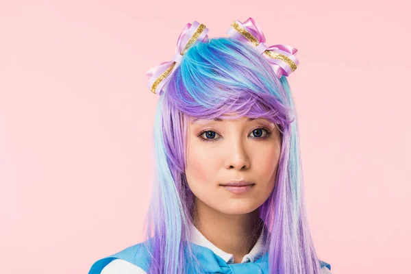 Asiatique anime fille avec des arcs regardant caméra isolé sur rose — Photo de stock