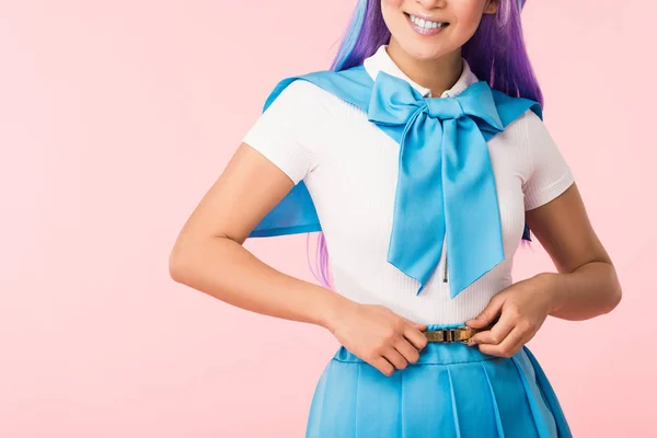 Vista cortada de menina otaku feliz em terno marinheiro sorrindo isolado em rosa — Fotografia de Stock