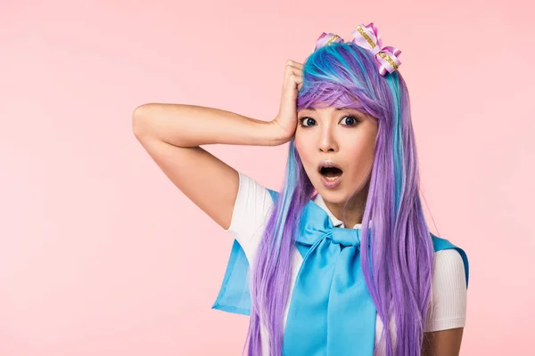 Schockierte asiatische Anime-Mädchen in lila Perücke mit offenem Mund isoliert auf rosa — Stockfoto