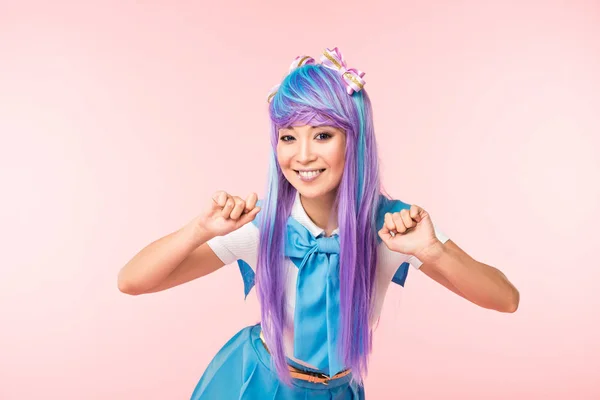 Sorrindo asiático anime menina na peruca posando isolado no rosa — Fotografia de Stock