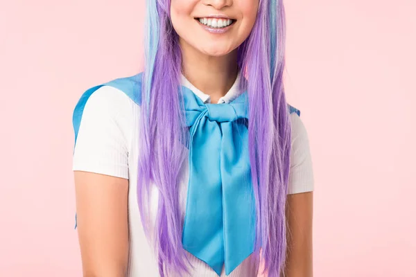 Обрезанный вид смеющейся аниме девушка в парике изолированы на розовый — стоковое фото