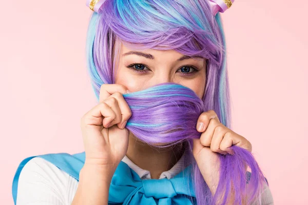 Азиатская аниме девушка покрывает лицо с волосами изолированы на розовый — стоковое фото