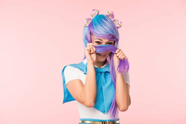 Asiático anime menina cobrindo rosto com cabelo isolado em rosa — Fotografia de Stock