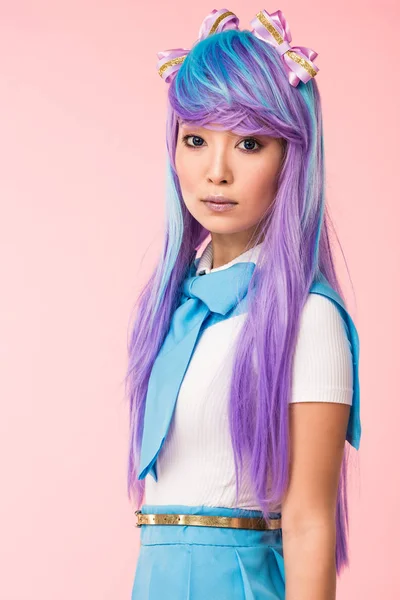 Bella asiatico anime ragazza in viola parrucca guardando fotocamera isolato su rosa — Foto stock