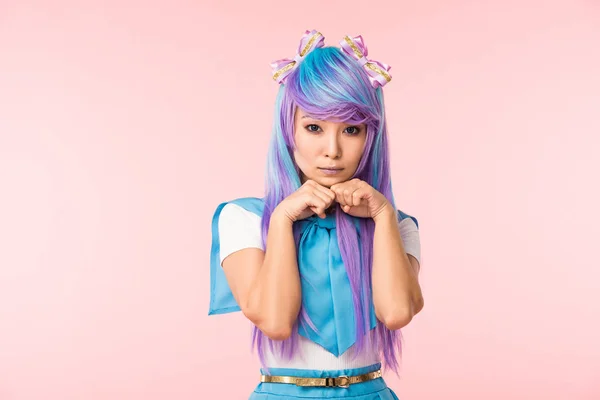 Азиатская аниме-девочка в парике позирует изолированно на розовом — стоковое фото