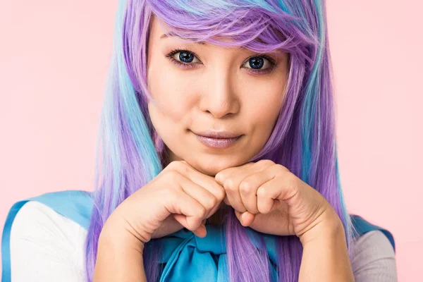 Азиатская аниме-девочка в парике позирует изолированно на розовом — стоковое фото