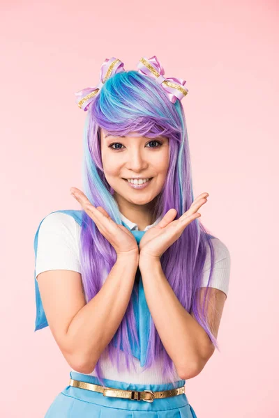 Ásia anime menina no peruca posando isolado no rosa — Fotografia de Stock