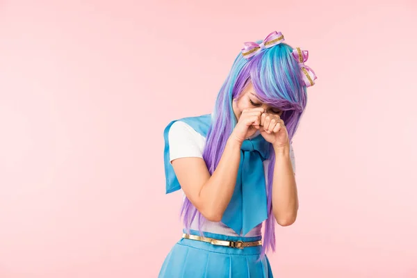 Triste anime menina em peruca chorando isolado em rosa — Fotografia de Stock