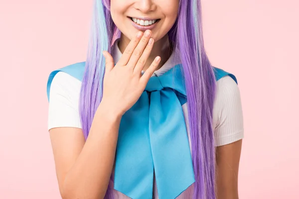 Vista ritagliata di sorridente ragazza anime in parrucca viola isolato su rosa — Foto stock