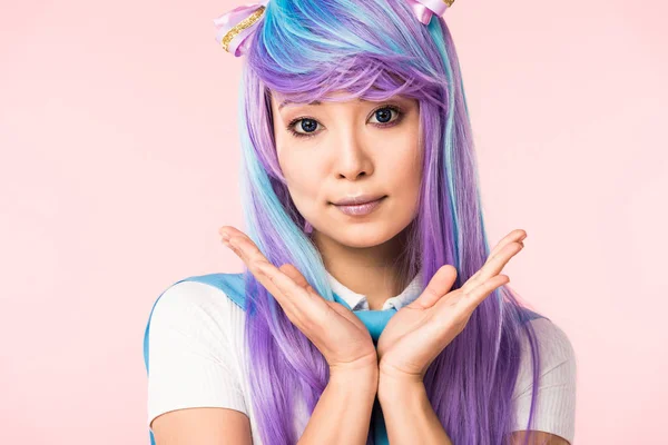 Bastante asiático anime chica en peluca posando aislado en rosa - foto de stock