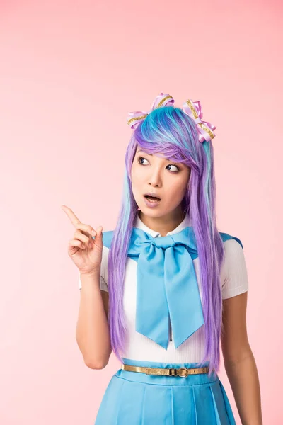 Pensivo asiático anime menina no peruca mostrando ideia sinal no rosa — Fotografia de Stock