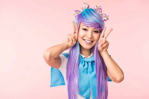 Muito asiático anime menina em roxo peruca mostrando paz sinais isolado no rosa — Fotografia de Stock