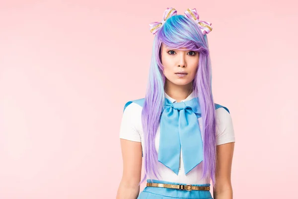 Atractivo asiático anime chica en peluca mirando cámara aislada en rosa - foto de stock