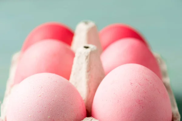 Foco selectivo de huevos de Pascua pintados en soporte sobre gris - foto de stock