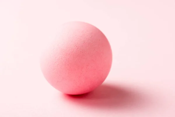 Selective focus of painted easter egg on pink surface — Stock Photo