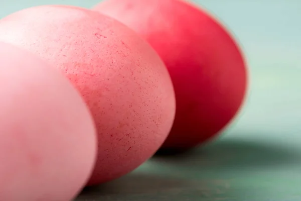Enfoque selectivo de huevos de Pascua pintados en la superficie texturizada - foto de stock