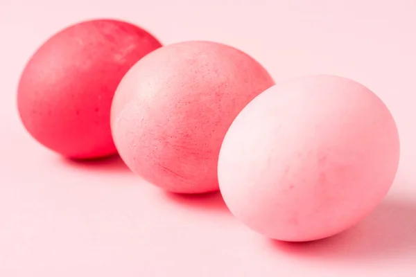 Selective focus of painted easter eggs on pink surface — Stock Photo