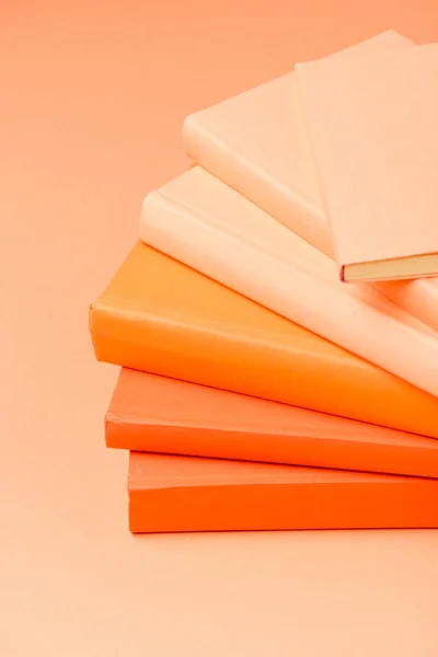 Pile de livres rigides colorés sur la surface de la lumière — Photo de stock