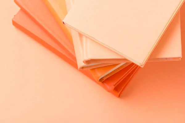 Вид зверху стек різнокольорових книг на світлій поверхні — стокове фото