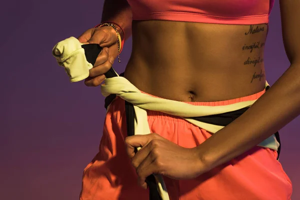 Vue partielle de tatoué afro-américaine fille sur fond violet — Photo de stock