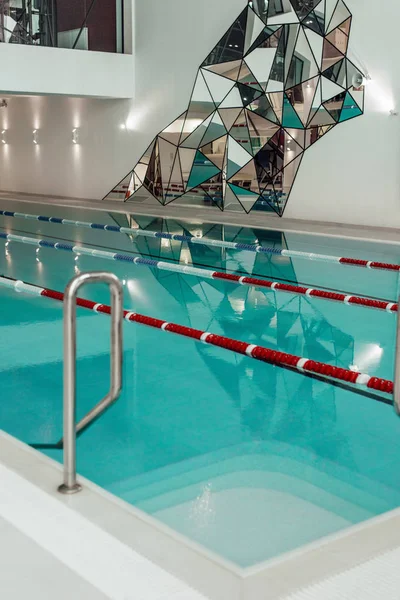 Moderna piscina con divisori di corsia e acqua turchese — Foto stock