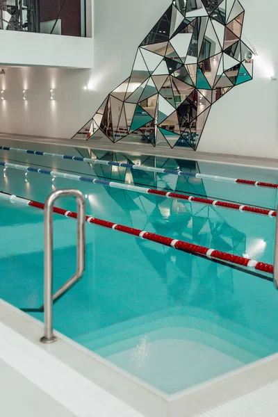 Piscine moderne avec diviseurs de ruelle et eau turquoise — Photo de stock