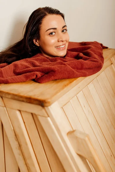 Mujer sonriente tomando baño de vapor en el centro de spa - foto de stock