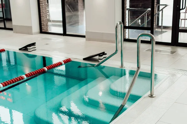 Moderna piscina con separadores de carril, boyas de tiro y patines de natación - foto de stock