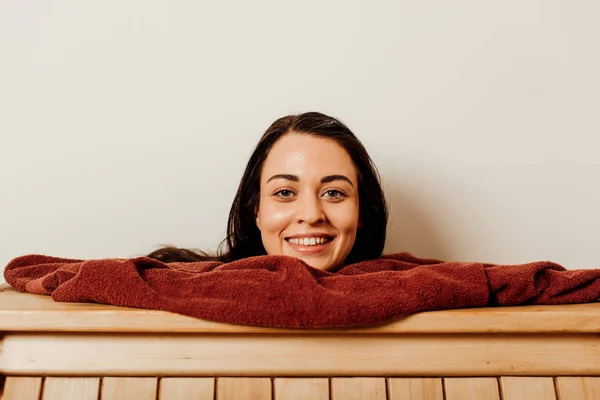 Vue de face de la femme souriante prenant un bain de vapeur dans le centre de spa — Photo de stock
