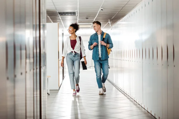 Visão completa de dois estudantes multiétnicos no corredor da universidade — Fotografia de Stock